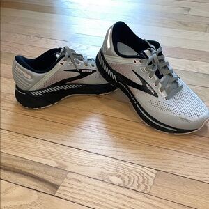 Brooks Adrenaline GTS Women’s Light Gray Running Shoes
